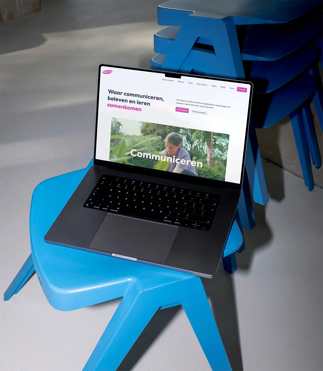 De nieuwe website van Podium gemaakt door tweemans op een laptop
