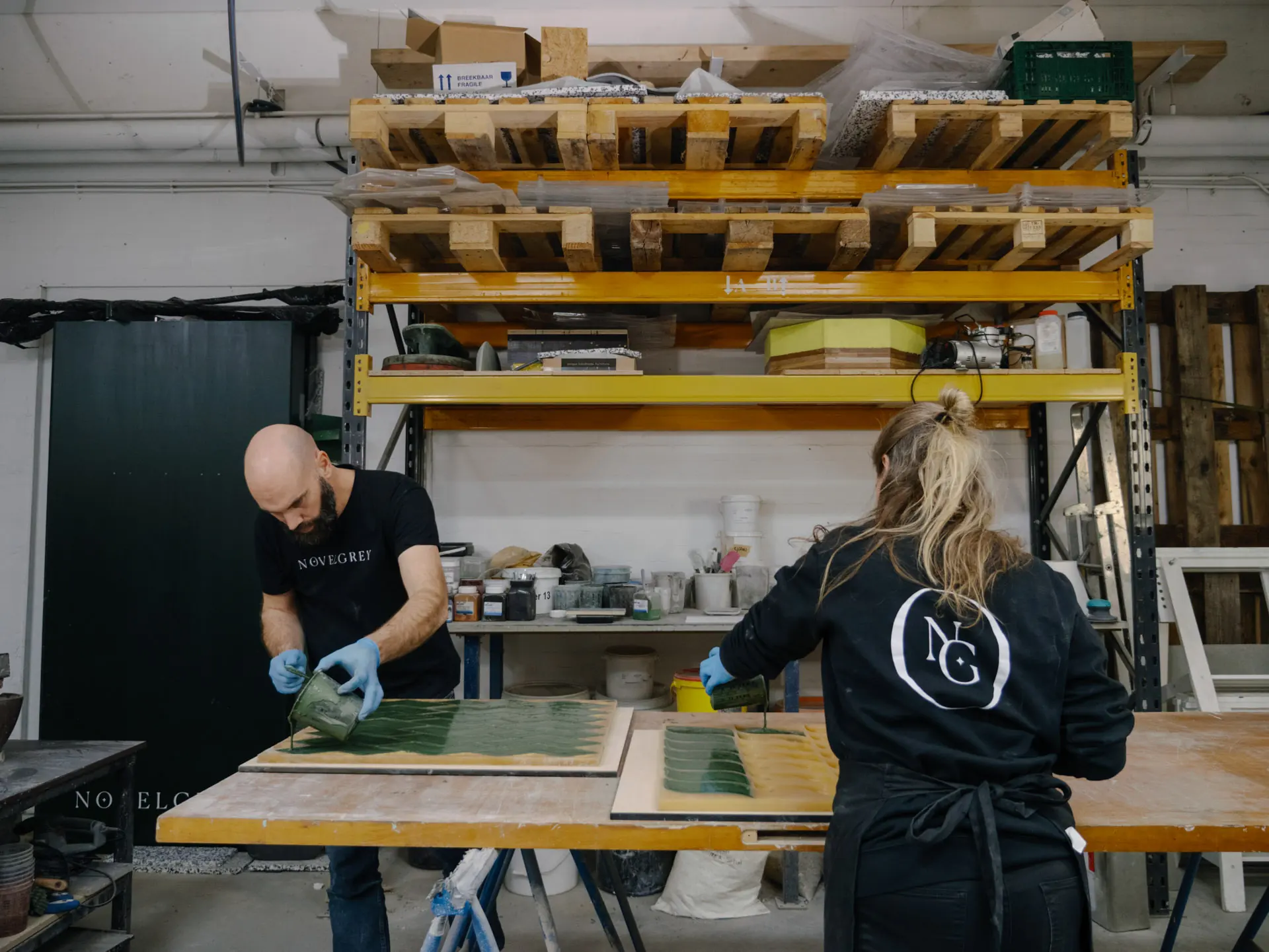 Marjolein en Jan-Paul maken nieuwe tegels voor Novel Grey