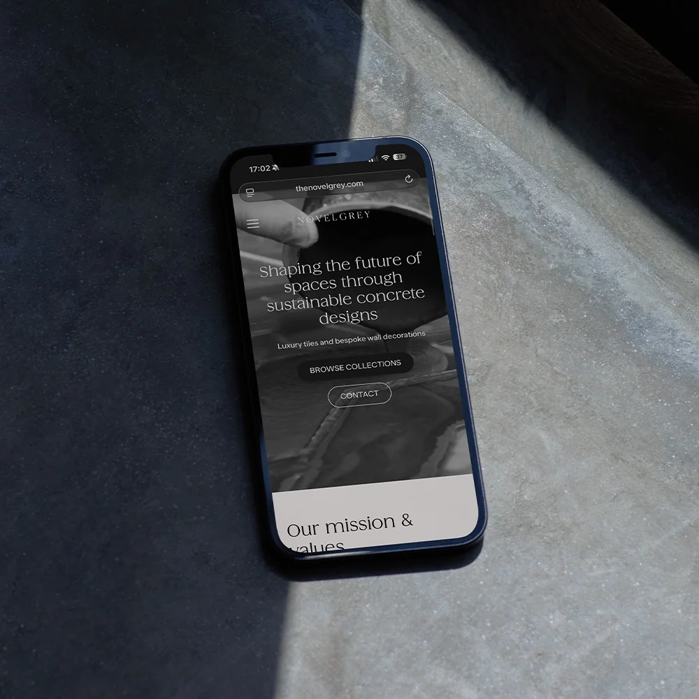 Mobiele weergaven van de website van Novel Grey gemaakt door tweemans