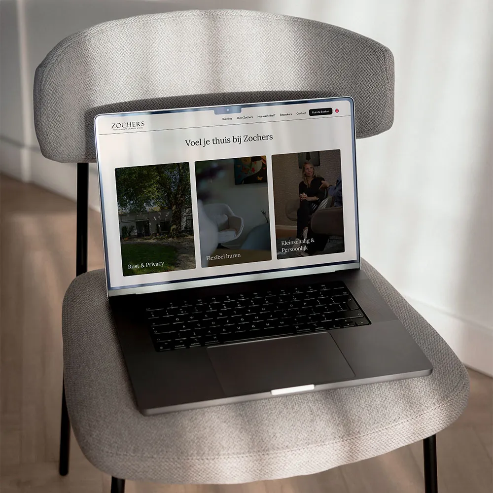 Website van Zochers op een stoel en in een laptop