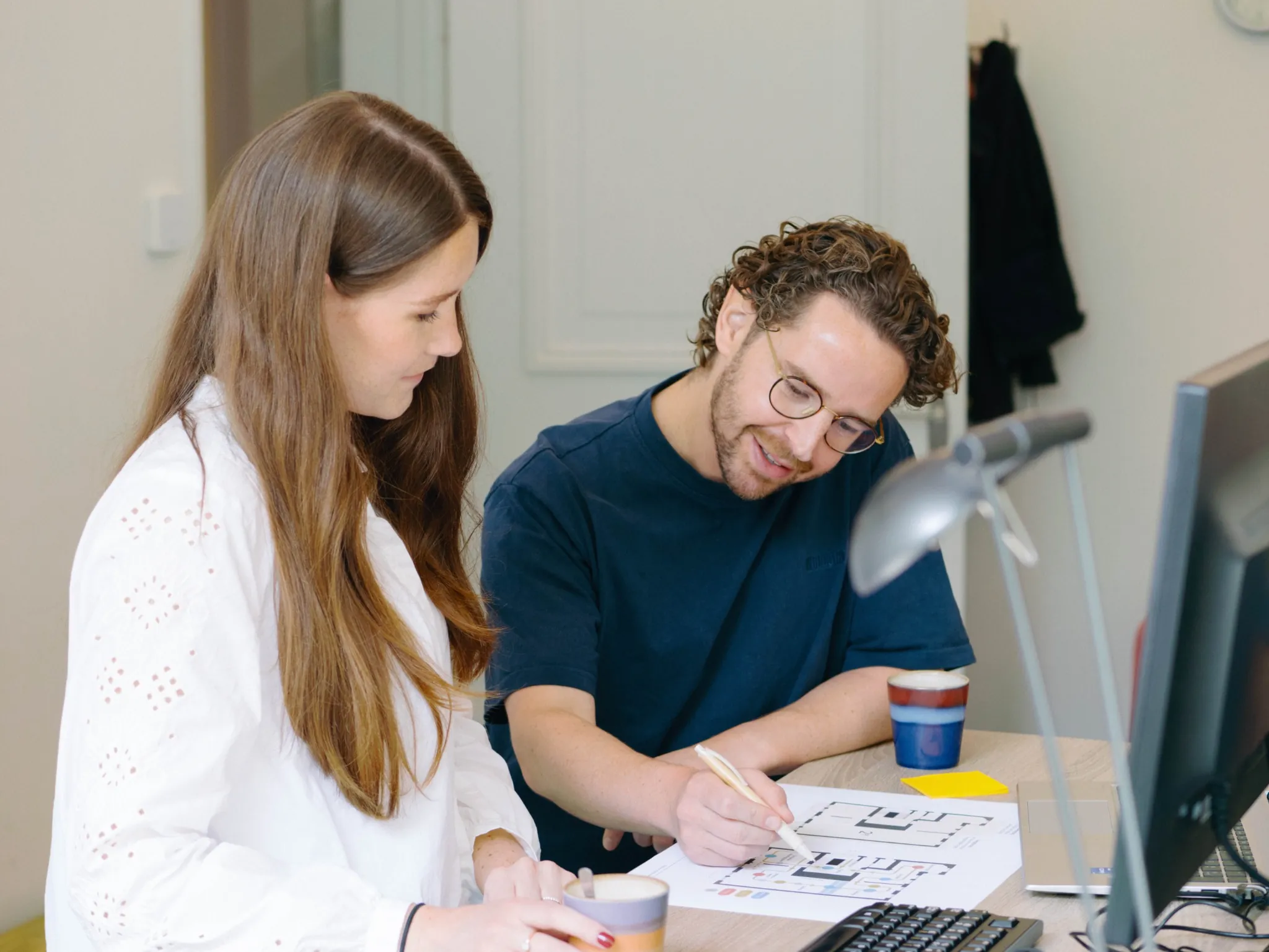 Werknemers van podium die iets bespreken 