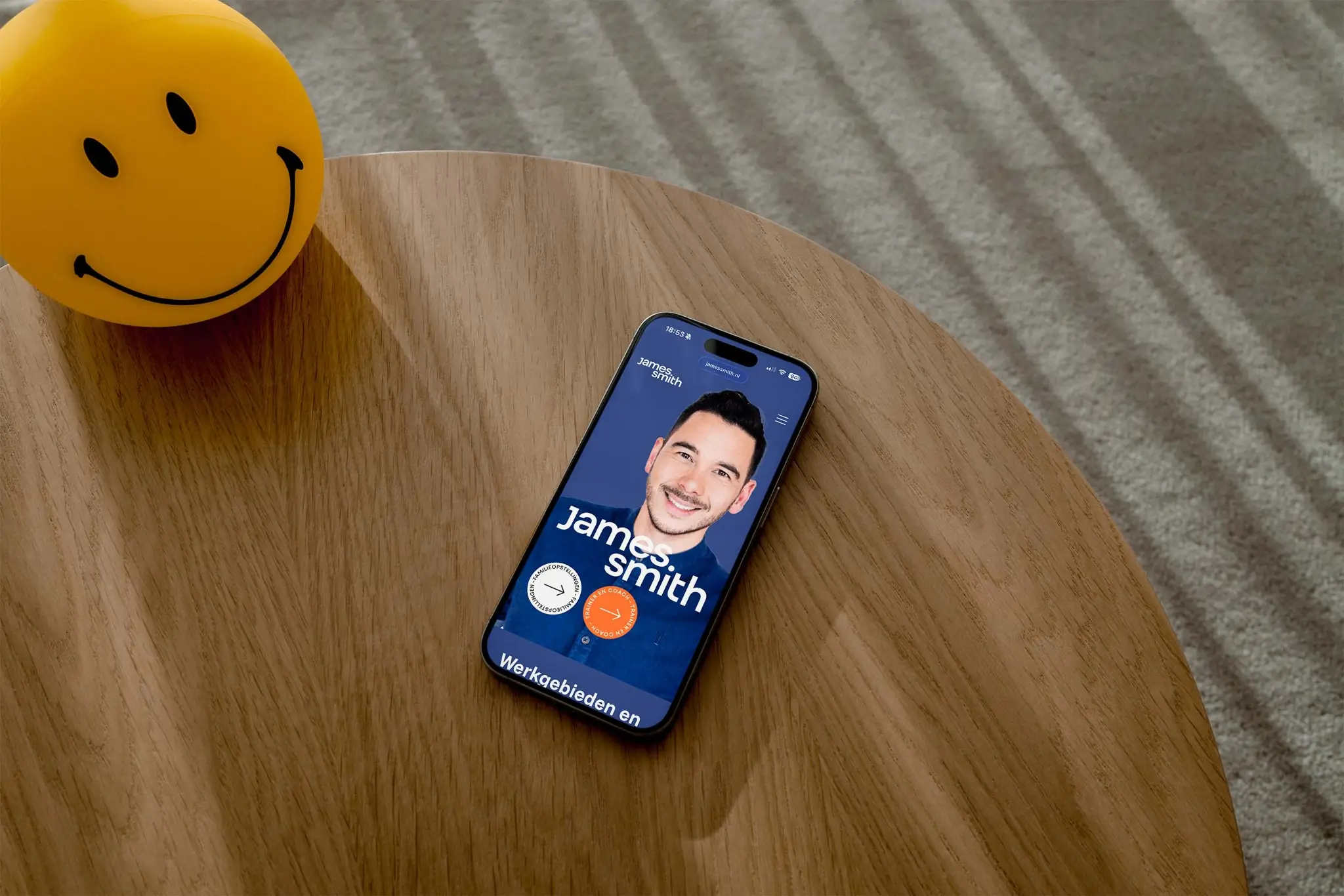 website van James Smith in een mobile mockup 