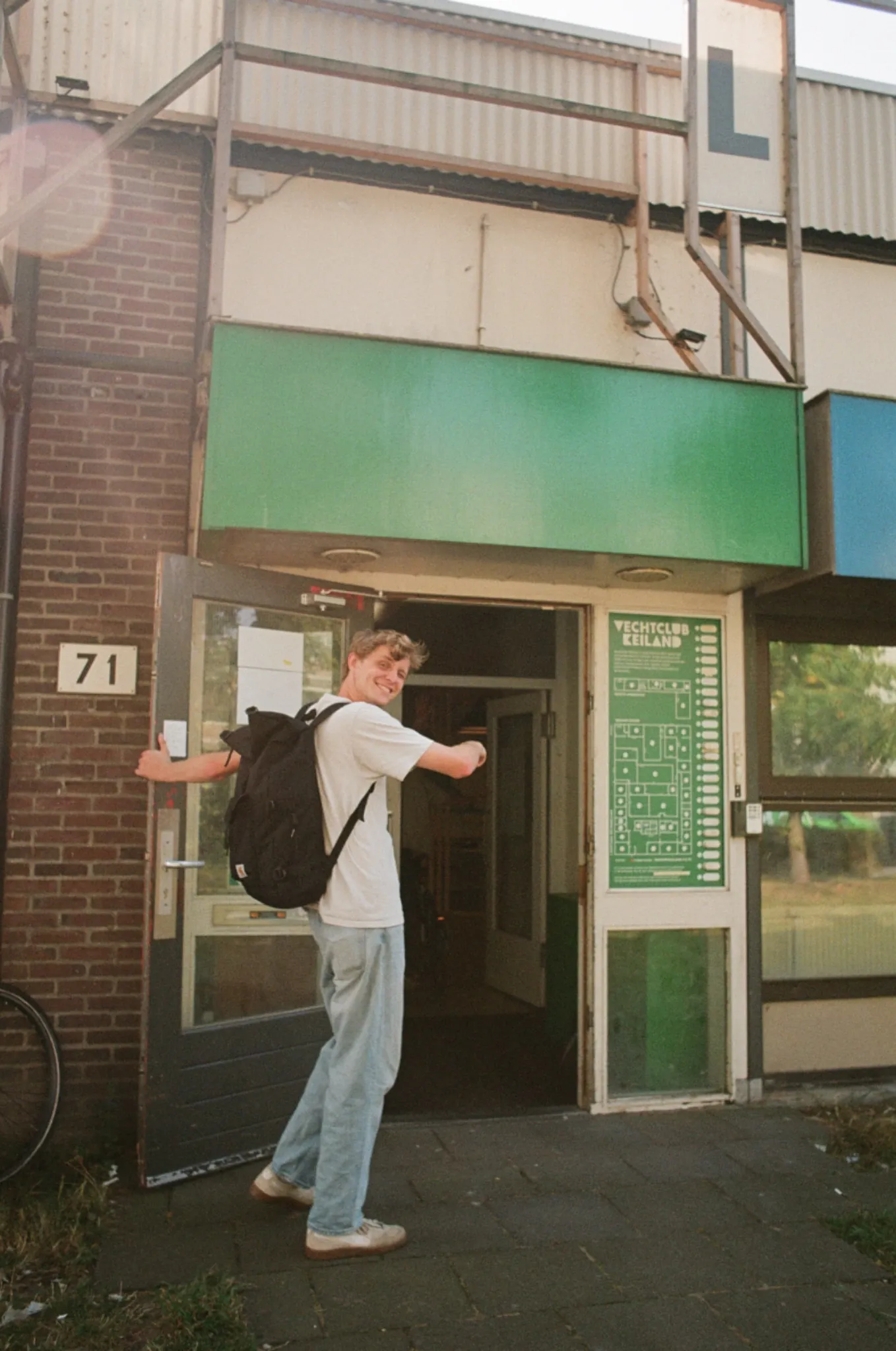 Luuk staat klaar om je naar binnen te laten bij ons kantoor op de vechtclub keiland