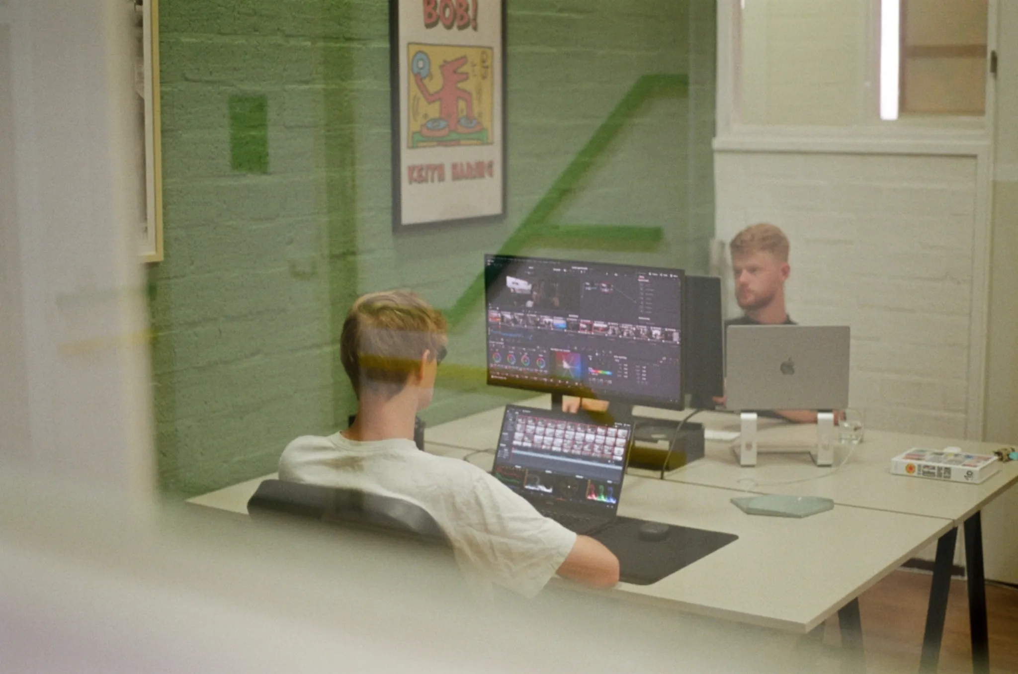 Tweemans hard bezig aan een nieuwe opdracht waar ze een video aan het maken zijn