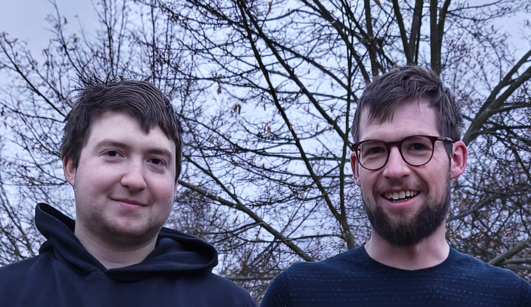 Pferde im Sonnenaufgang in der Berglandschaft während einer Geländewerk Offroad Reise | Offroad Touren & Offroad Reisen