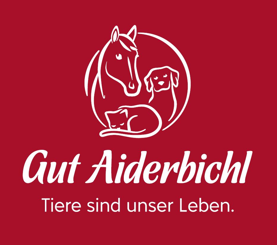 Weißes Logo von Gut Aiderbichl mit stilisierten Umrissen eines Pferdes, eines Hundes und einer Katze vor rotem Hintergrund, darunter der Slogan ‚Tiere sind unser Leben.‘