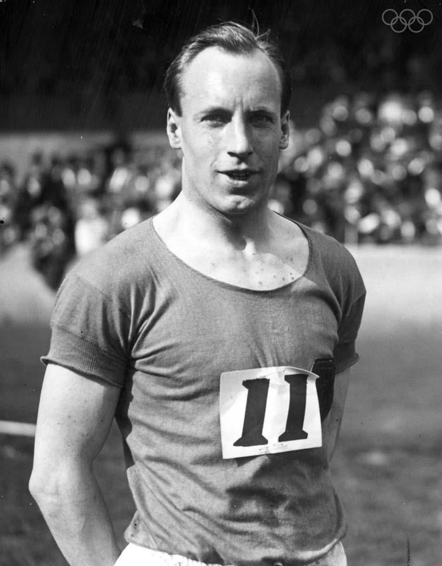 Nicknamed as “The flying Scotsman”, in this picture the gold medalist Eric Liddell dons an athletic T-shirt during the Paris games in 1924.