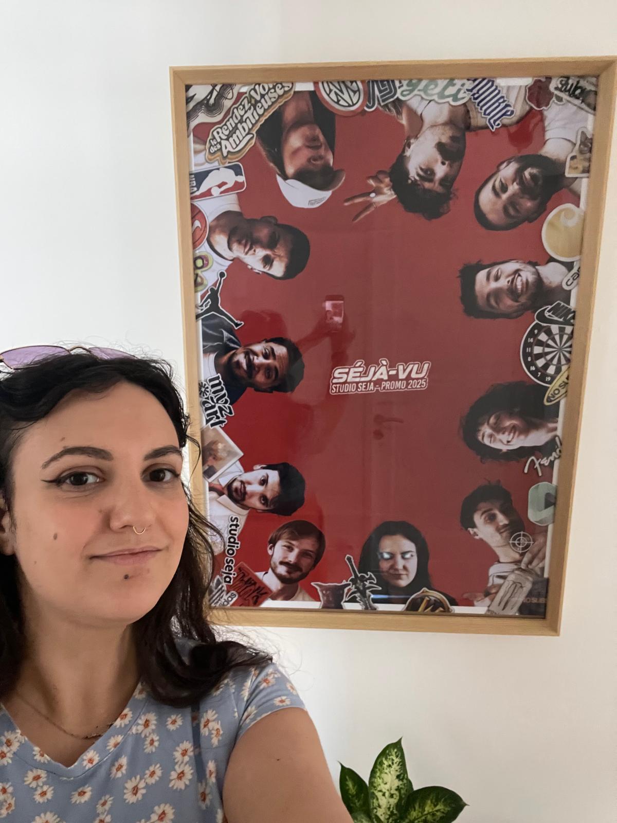 photo d'anaïs bironneau devant le tableau qui représente les premiers résidents du coworking station seja
