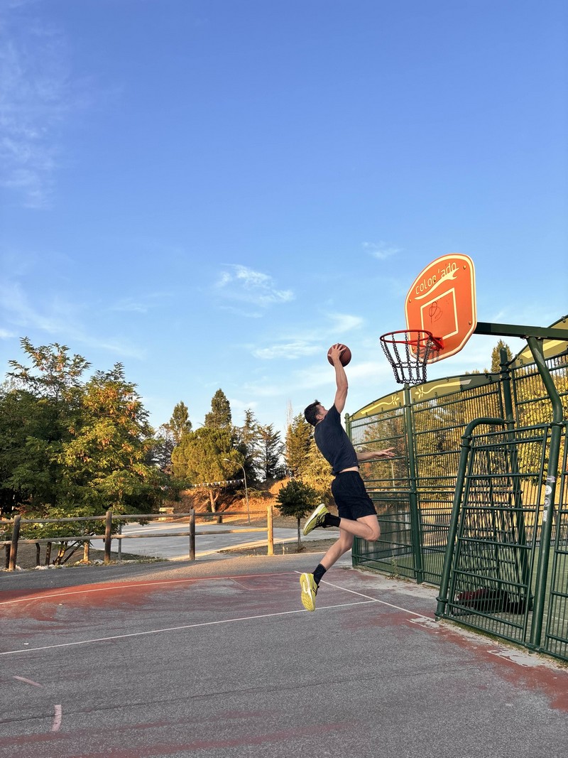 photo de nicolas deroualle en train de jouer au basket
