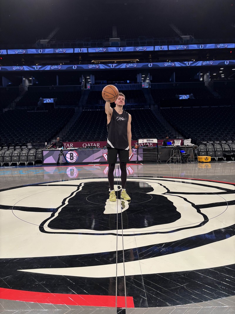 photo de nicolas deroualle en train de jouer au basket
