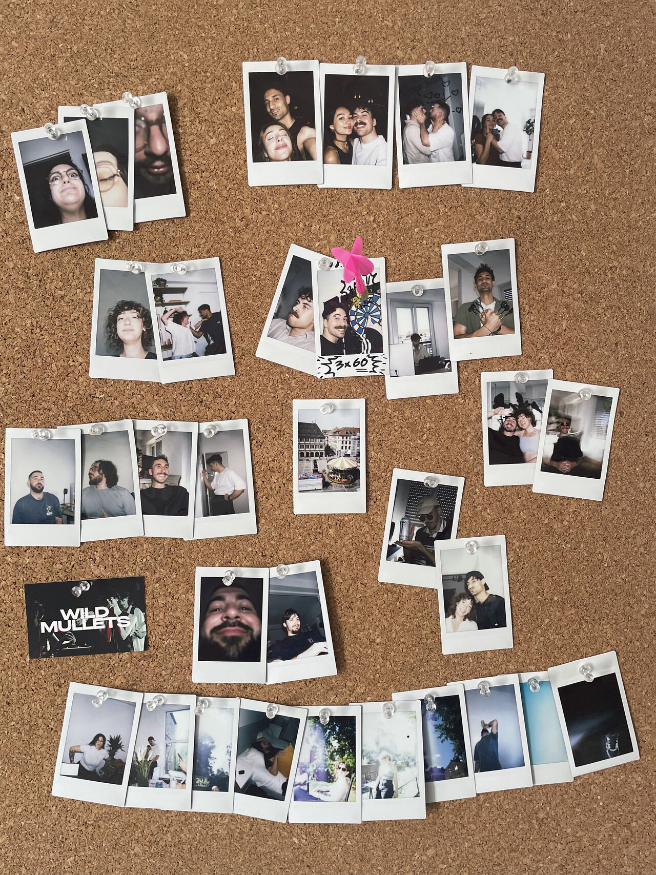 photo du tableau en liège du coworking qui regroupe des polaroids fun des coworkers