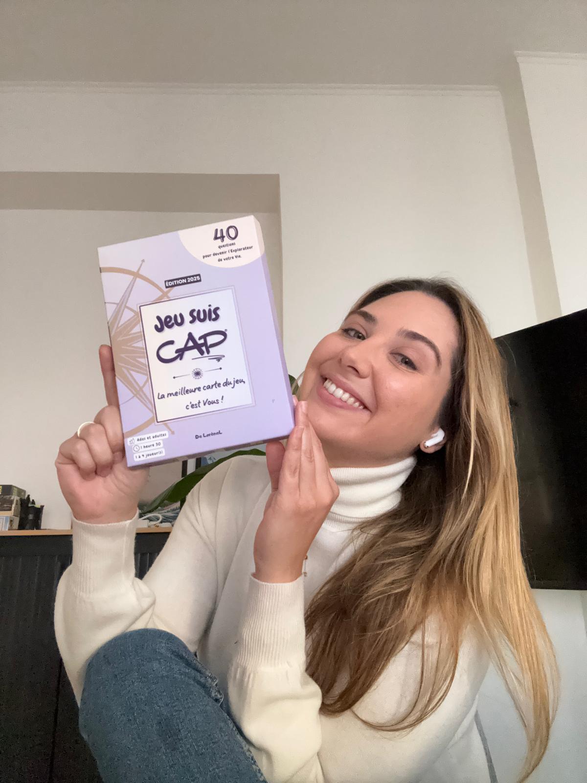 lorène lepage posant avec son jeu suis cap