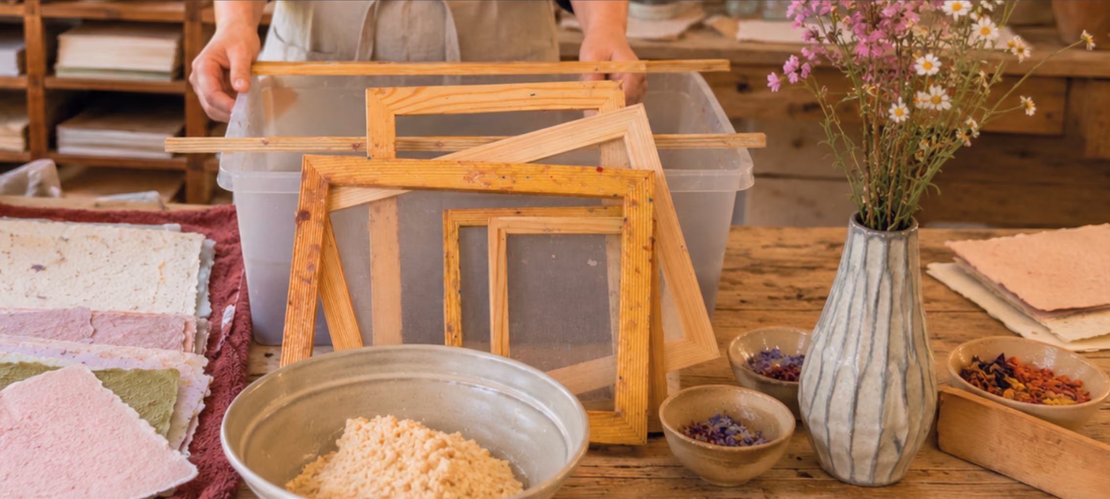 Bezoekers die papier scheppen in ons Atelier in Deinze.