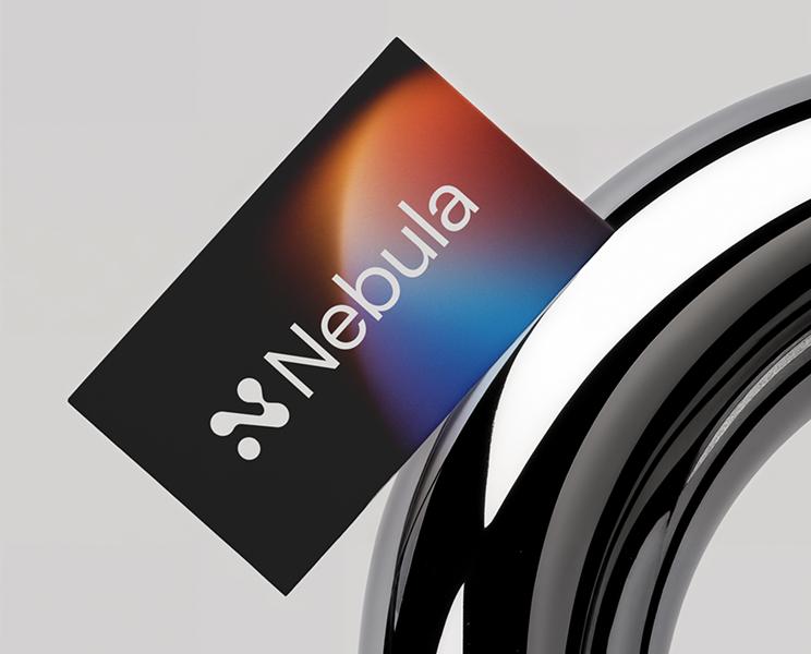 Carte de visite noire avec un dégradé coloré et le logo Nebula blanc reposant sur une surface courbée noire brillante.