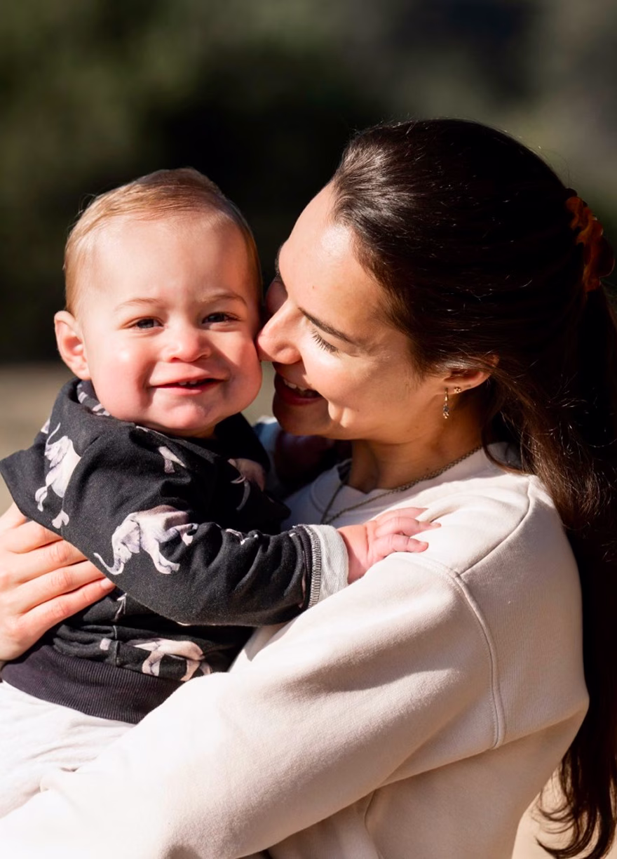 nicolien als moeder blij met haar zoon in de armen