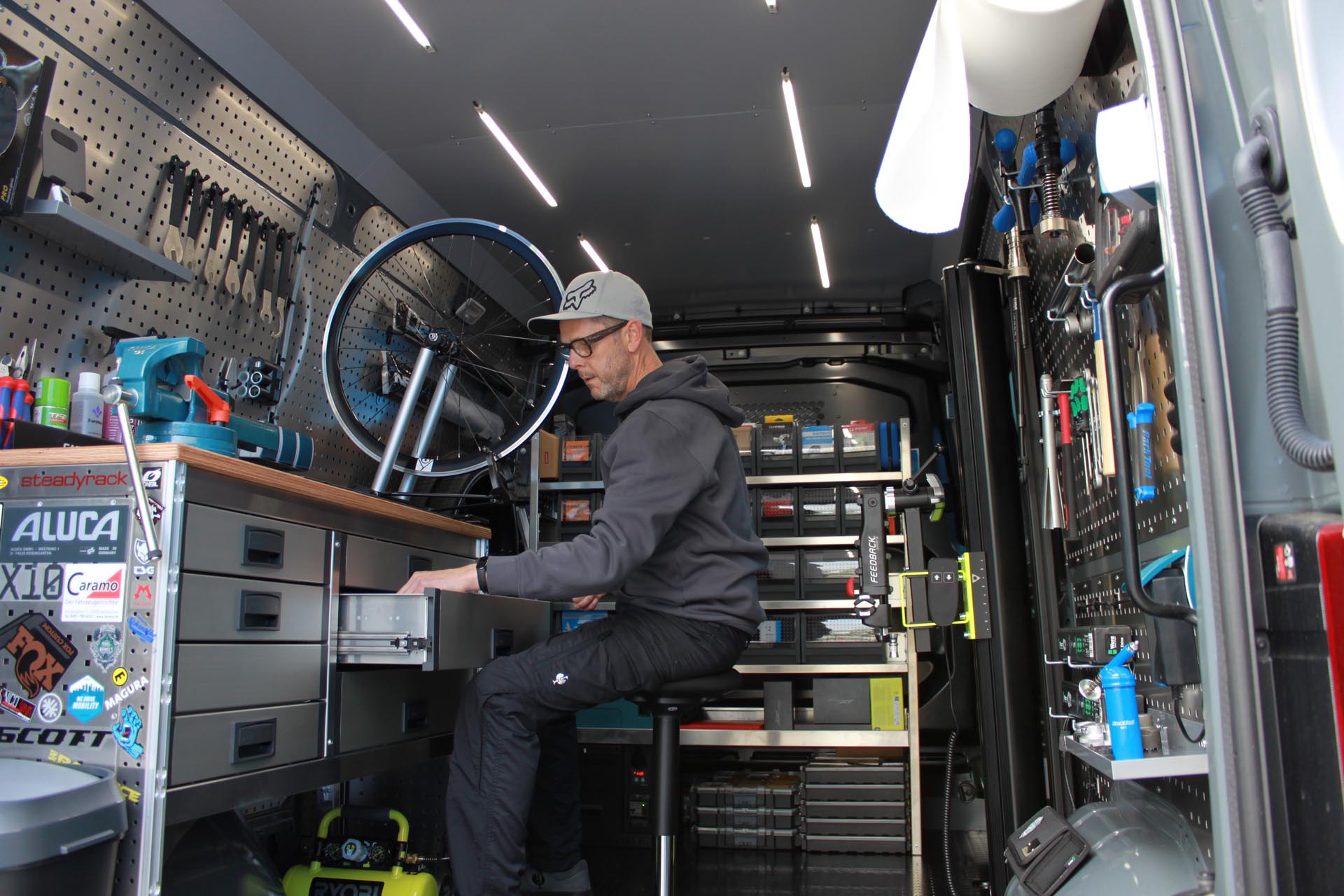 Andreas Karp arbeitet in einem gut ausgestatteten mobilen Fahrradwerkstattwagen.