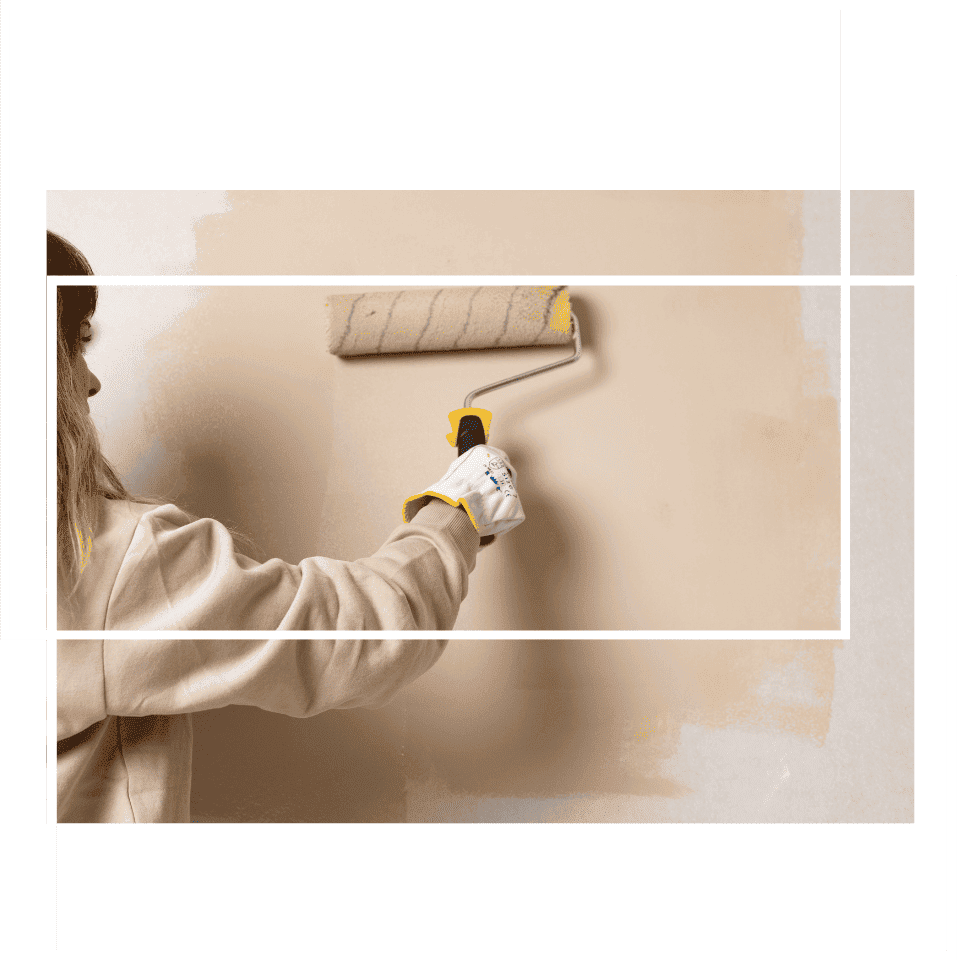 Peintre appliquant de la peinture murale intérieure au rouleau pour une finition propre et uniforme