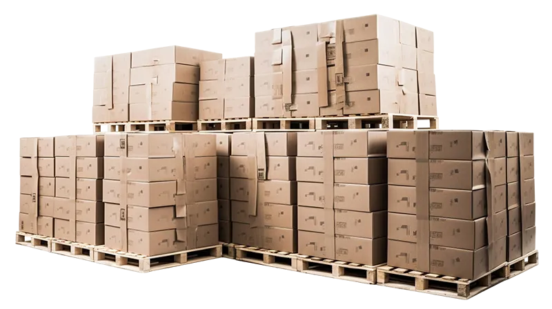 Mehrere Holzpaletten, auf denen viele gestapelte braune Kartonschachteln angeordnet sind.