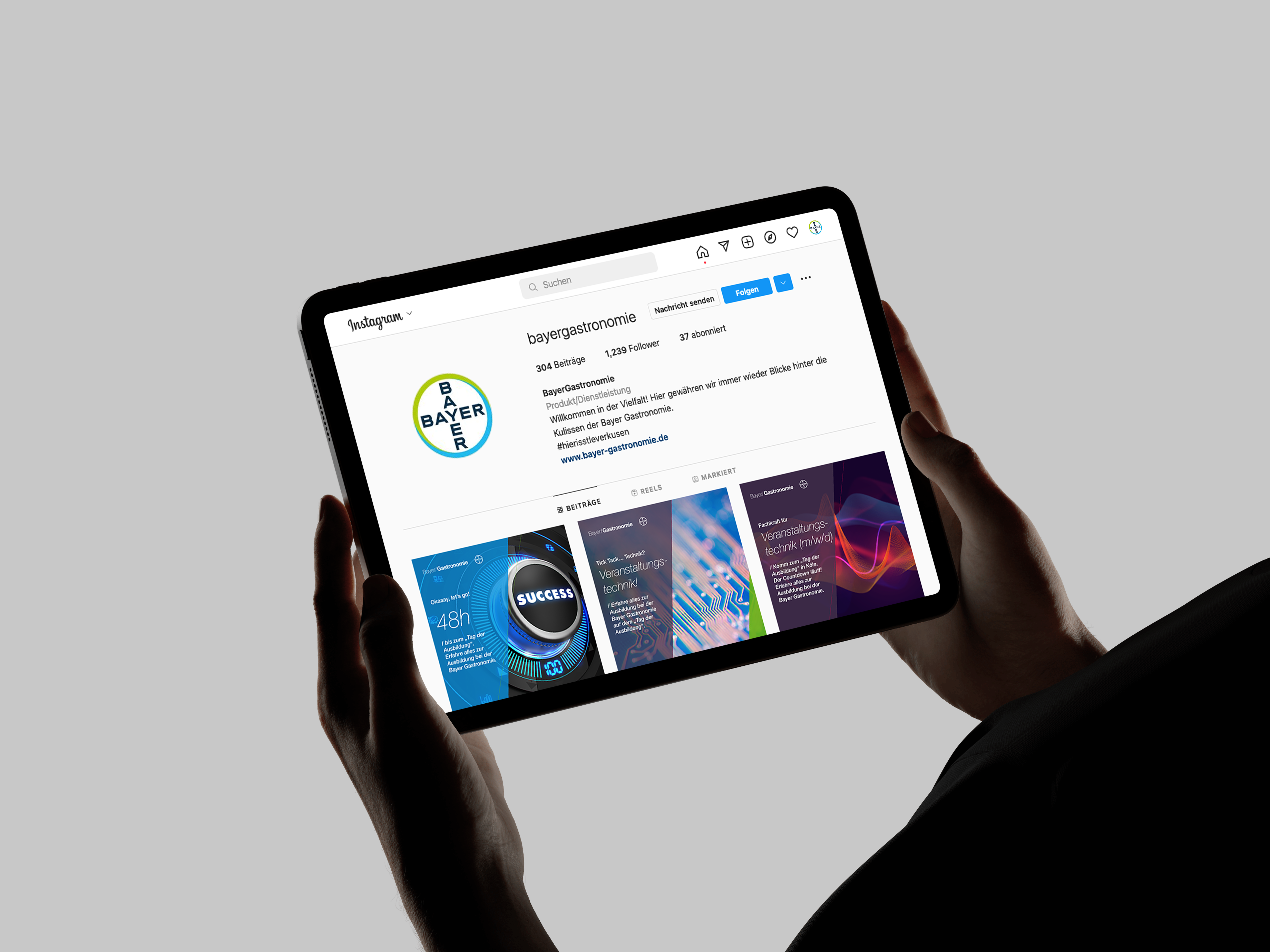 Social mdeida mockup timeline Ipad Pro with hands