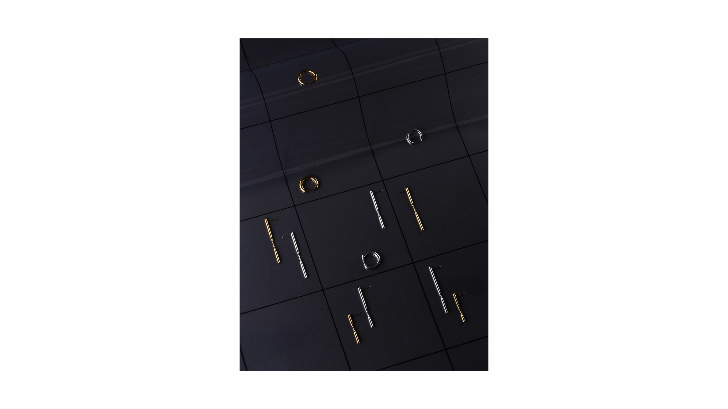 Adventure Schmuckkollektion – Stillleben-Fotografie der Silber- und vergoldeten Schmuckstücke.