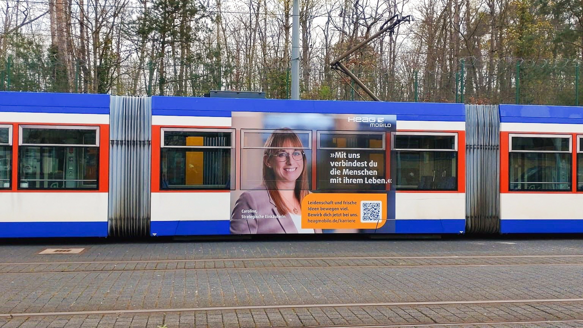 HR-Kampagne 'People in Motion' – Full-Wrap Design für eine Straßenbahn-Beklebungen im öffentlichen Nahverkehr.