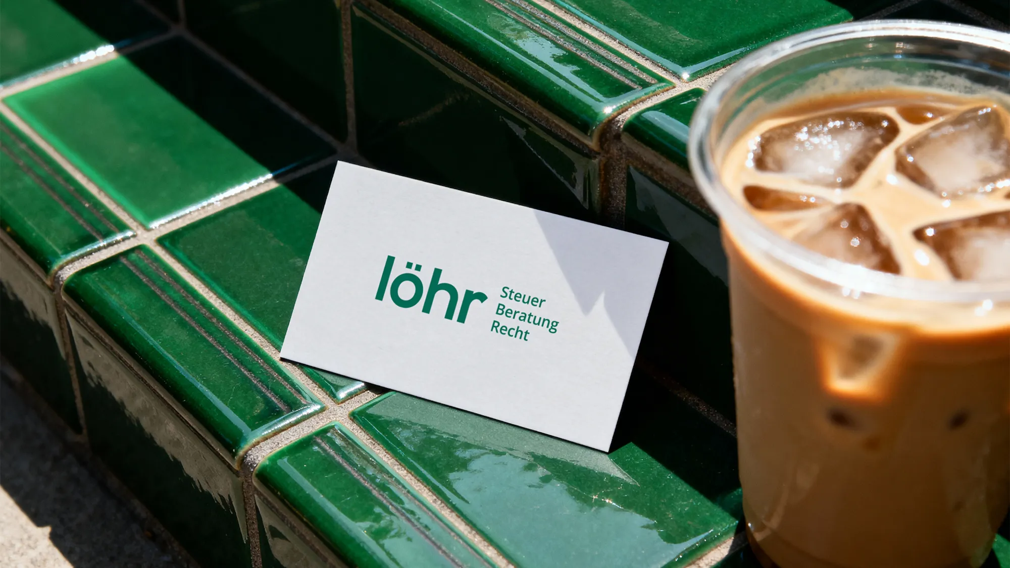 Mockup für LOEHR – Editorial Layout und Typografie für Visitenkarte.