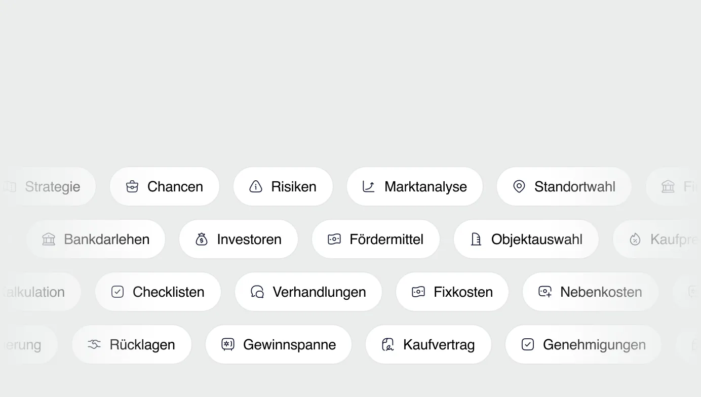 Verschiedene deutsche Schlagwörter mit kleinen Symbolen: Chancen, Risiken, Marktanalyse, Standortwahl, Bankdarlehen, Investoren, Fördermittel, Objektauswahl, Checklisten, Verhandlungen, Fixkosten, Nebenkosten, Rücklagen, Gewinnspanne, Kaufvertrag, Genehmigungen.