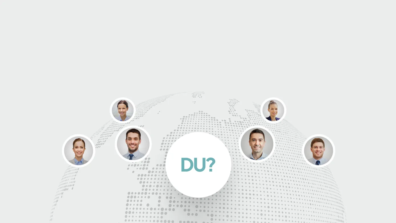 Weltkarte in Punkten mit sechs Porträtfotos von lächelnden Geschäftsleuten, im Mittelpunkt steht ein weißer Kreis mit dem Wort ‚DU?‘.