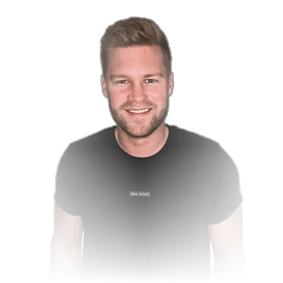 Porträt eines lächelnden Mannes mit kurzem blonden Haar, der ein schwarzes T-Shirt trägt.