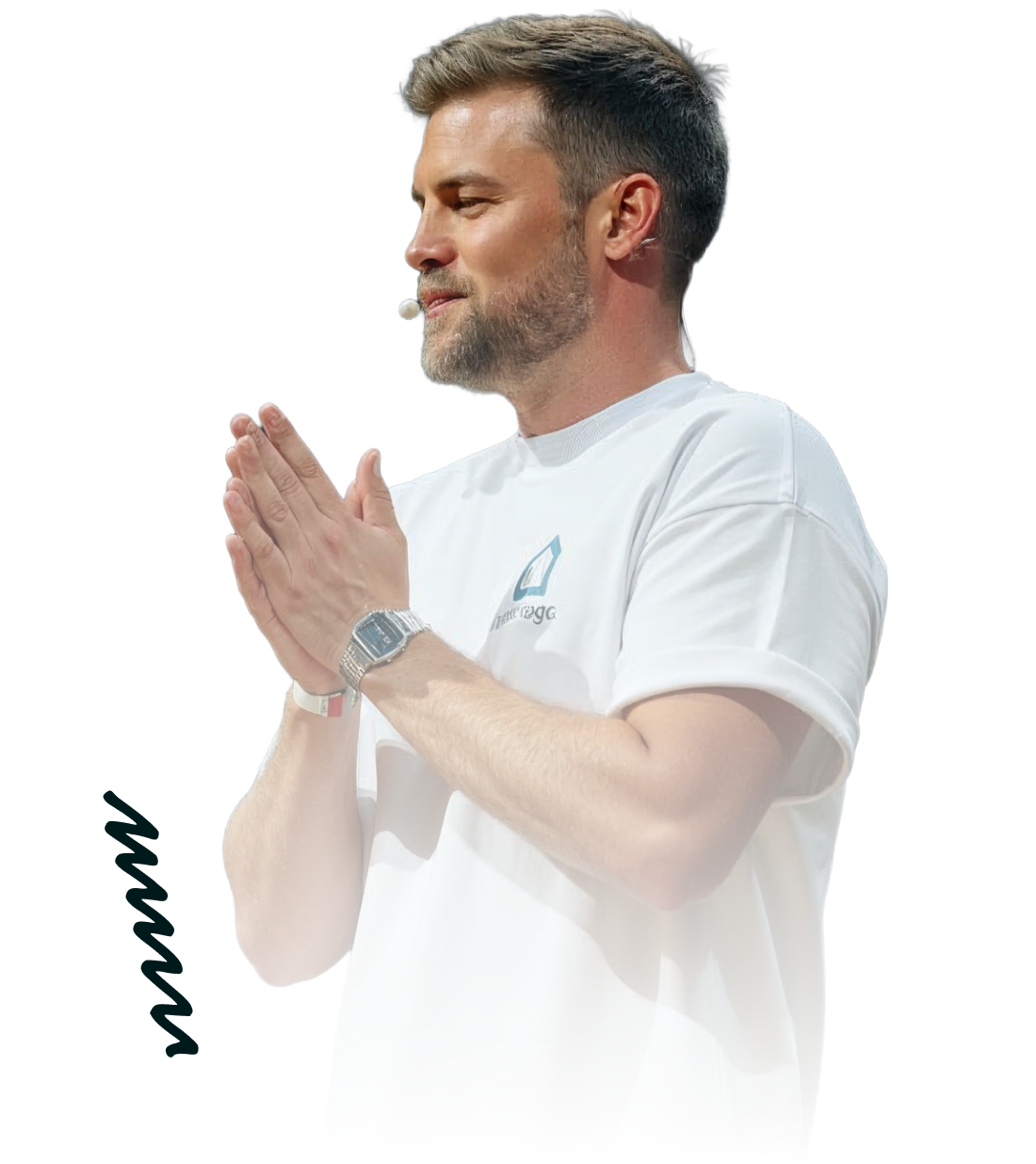 Lächelnder Mann mit kurzem braunem Haar trägt beige Jacke mit schwarzen Taschen über schwarzem Shirt.