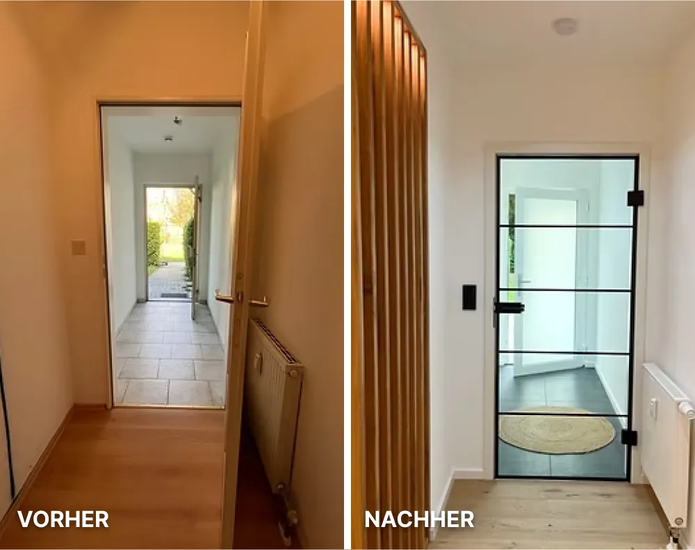 Terrasse mit einer grünen Wand, zwei Türen, einem Fenster und einer hellen Holzecke mit Tisch und Stühlen neben einem grünen Regentonne.