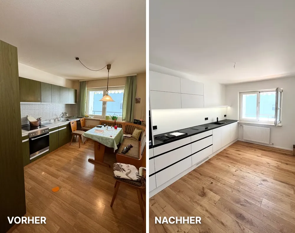 Terrasse mit einer grünen Wand, zwei Türen, einem Fenster und einer hellen Holzecke mit Tisch und Stühlen neben einem grünen Regentonne.