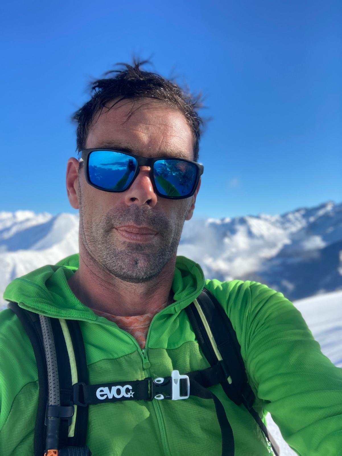 [headshot] image of customer (for a courier & delivery service)