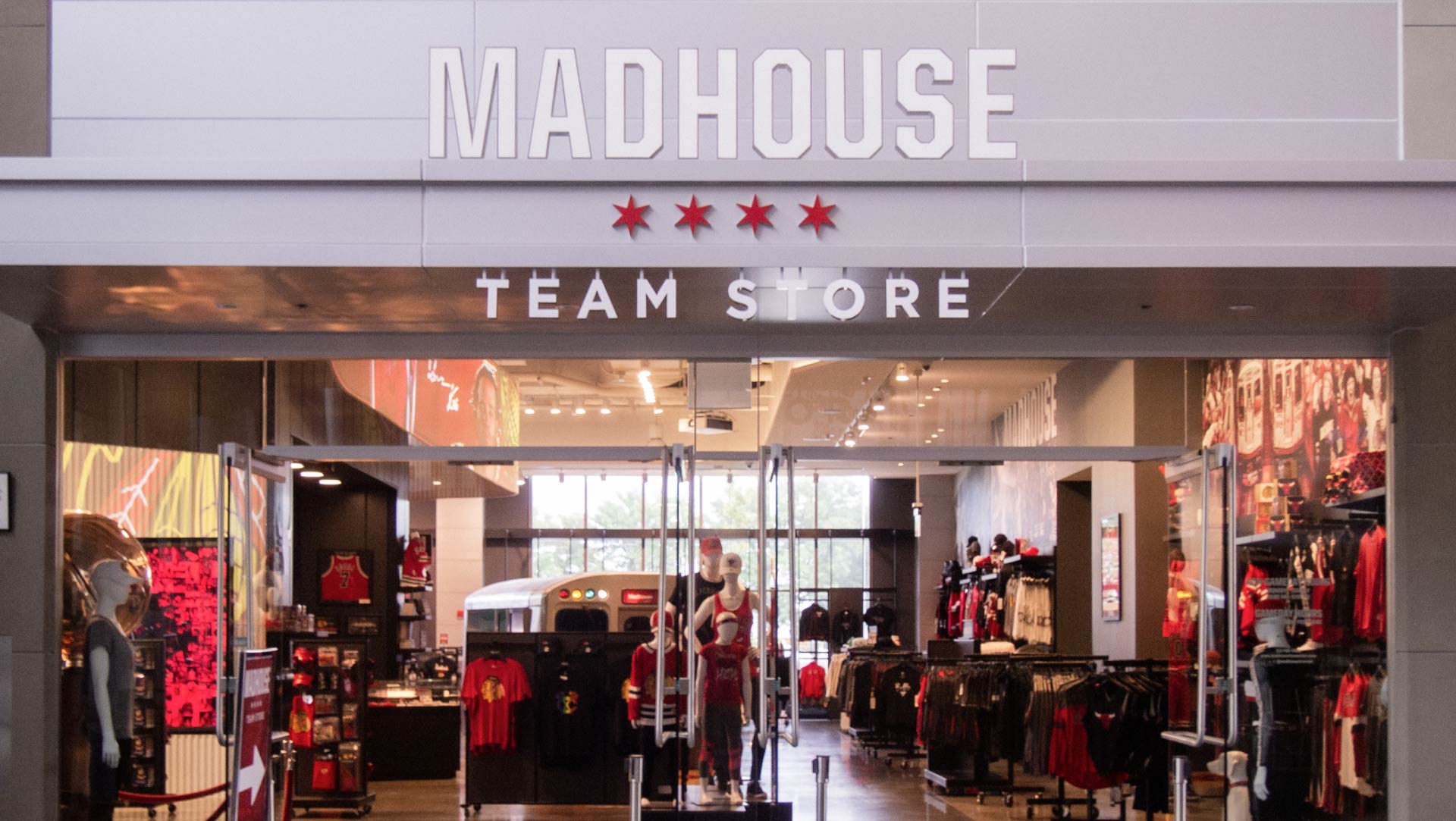 A photo of the Madhouse Team Store entrance in the United Center