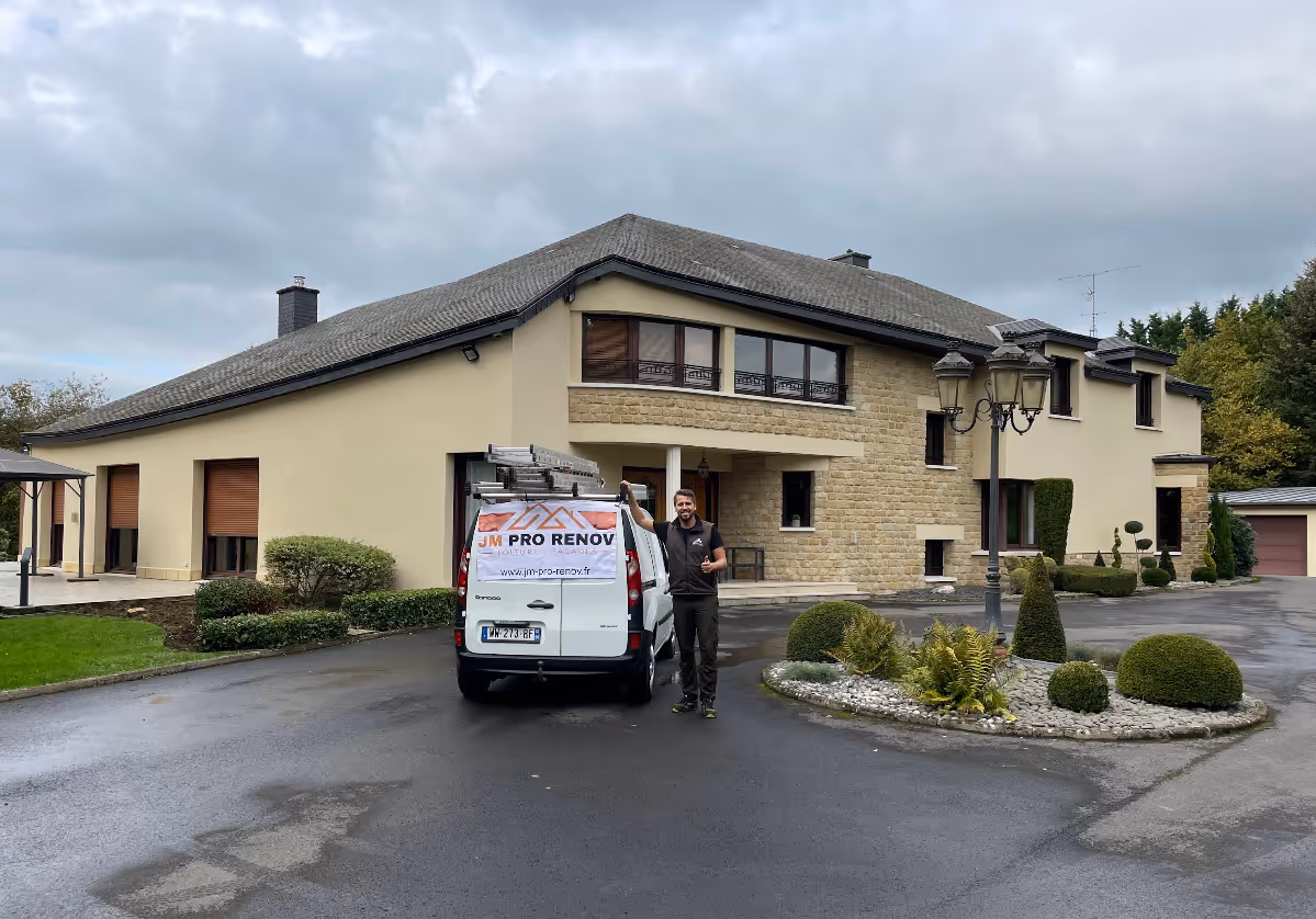 Intervention d’un couvreur à Sedan pour l’entretien et la protection d’une toiture.