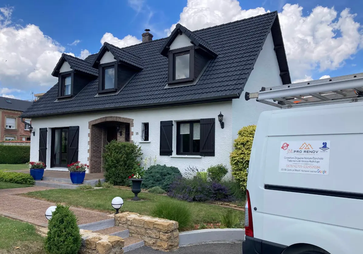 Toiture nettoyée après traitement hydrofuge à Metz