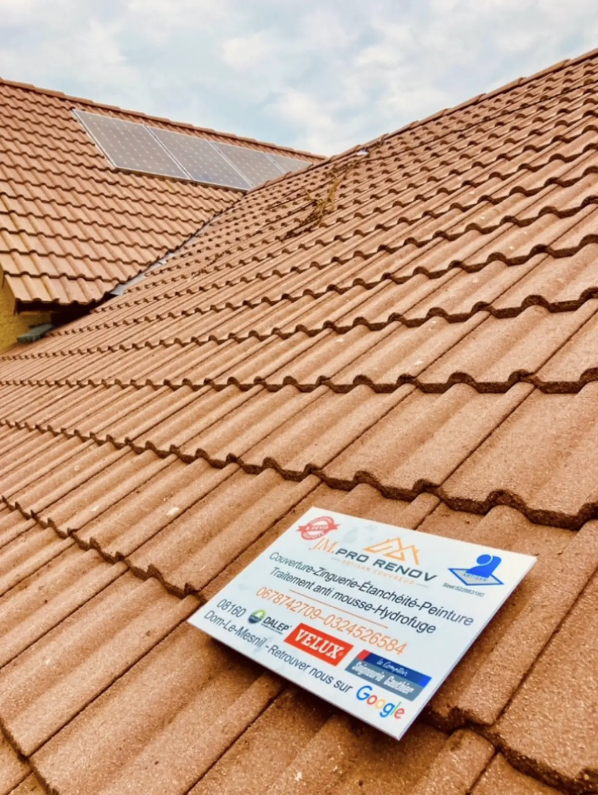 Toit en tuiles rouges nettoyées à Floing, aspect uniforme, absence de mousse, traces foncées éliminées, ciel clair.