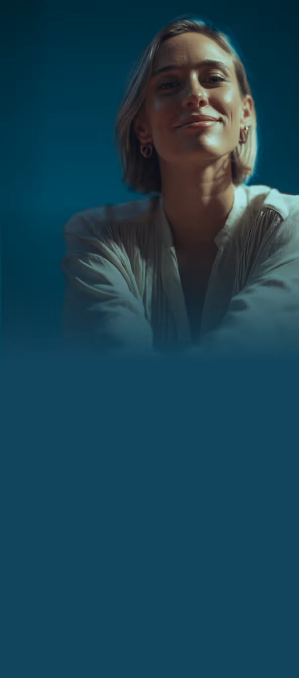 Fundo azul abstrato com grandes formas geométricas arredondadas em tons mais escuros.