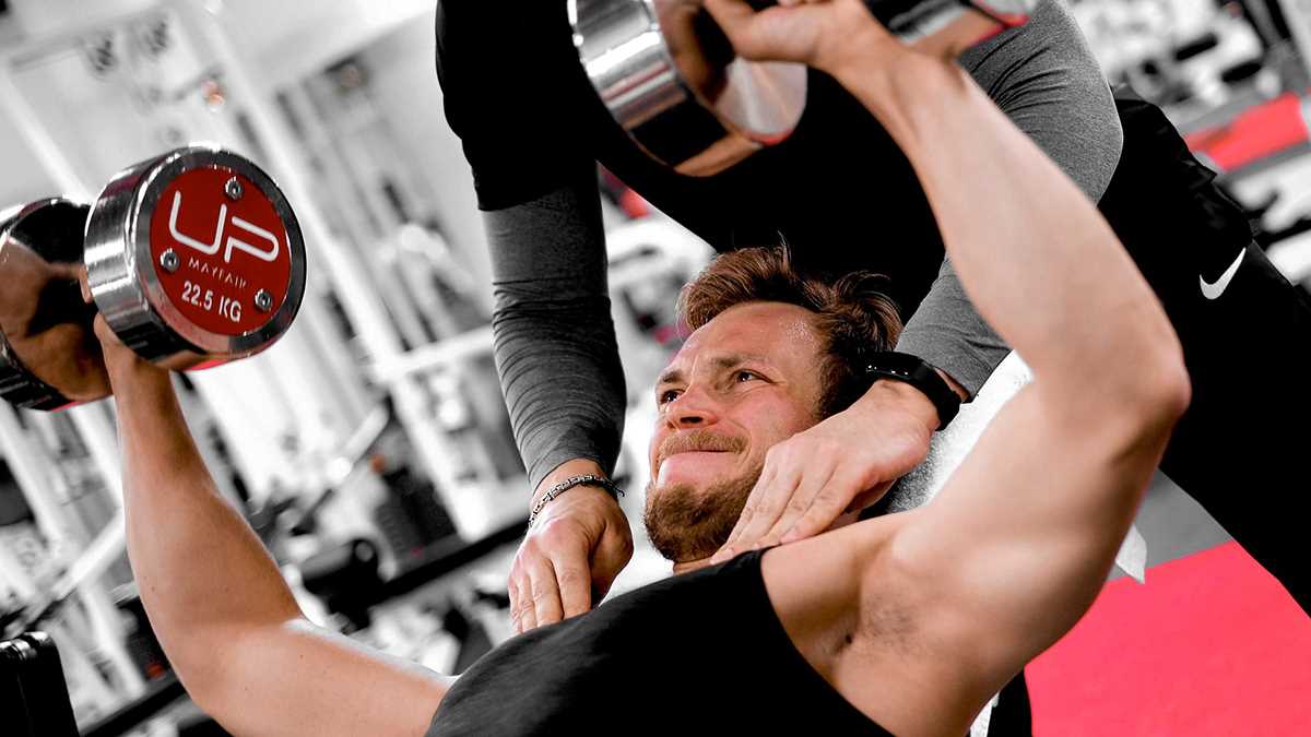 Free weights vs machines: Which is better for building muscle and strength?