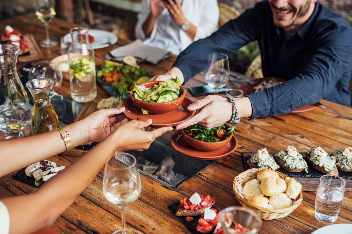 Eating Out and Staying On Track With Your Diet