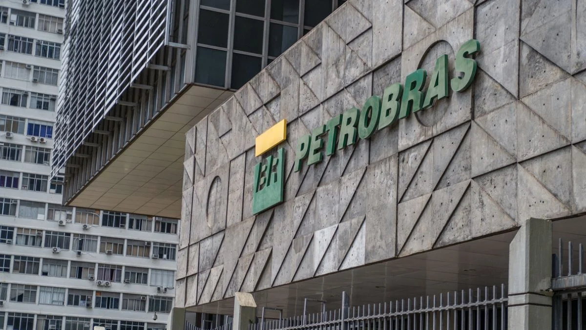 petrobras-surpreende-com-lucro-e-aposta-em-alta