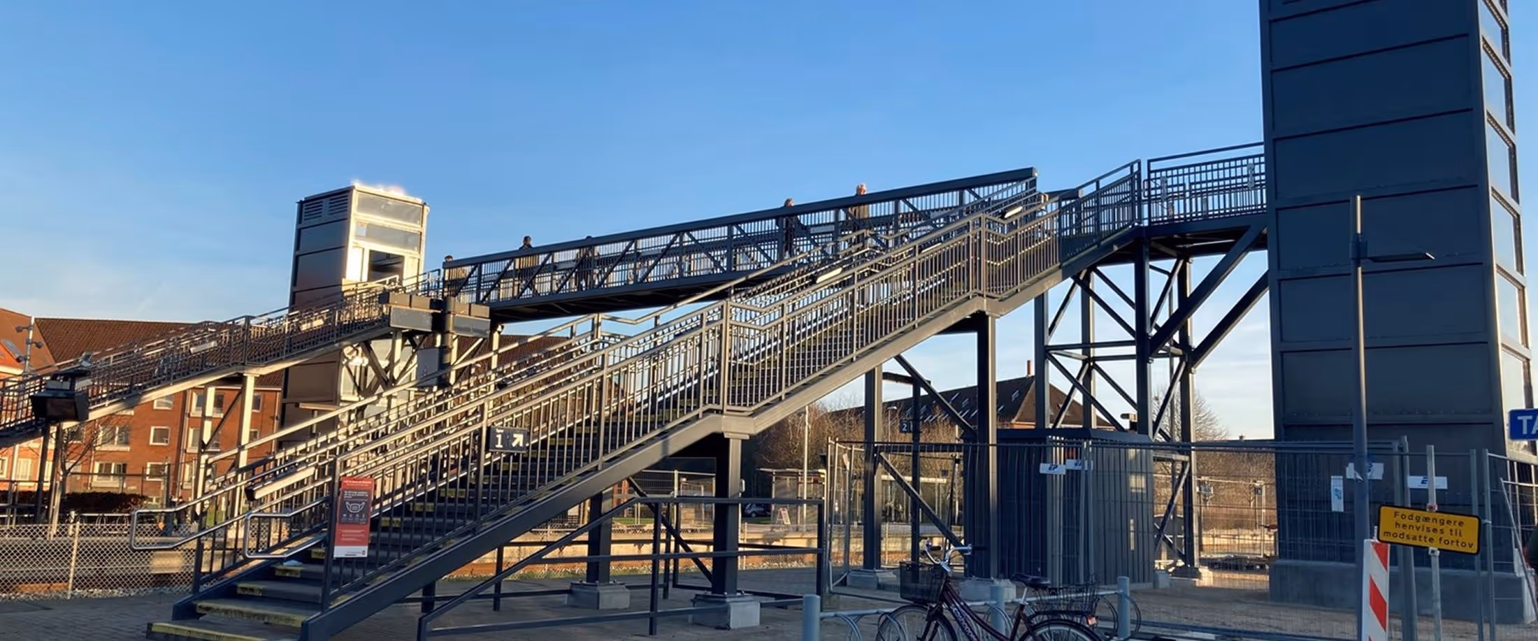 En metaltrappe, der fører op til en bygning.