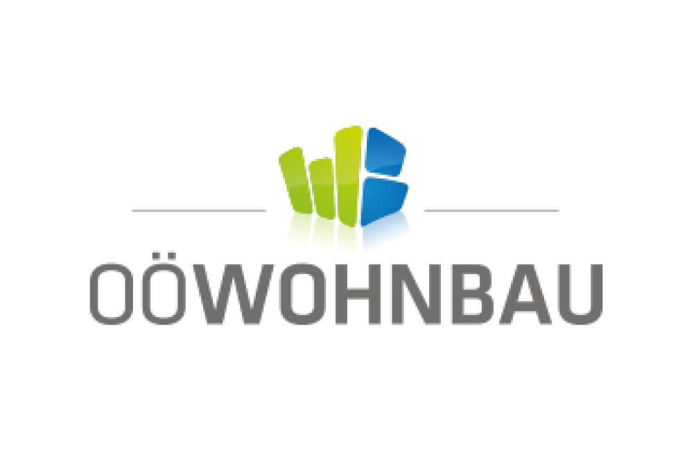 Logo von OÖWohnbau mit stilisierten grünen und blauen Gebäuden über dem Schriftzug.
