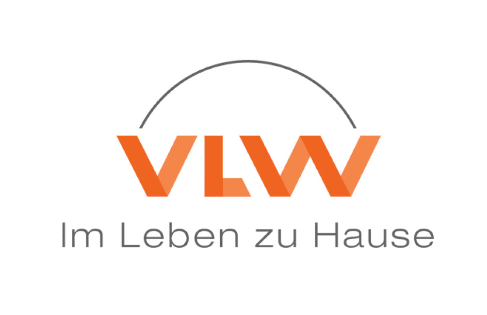 Logo mit den orangefarbenen Buchstaben VLW und dem Schriftzug Im Leben zu Hause darunter, umrahmt von einem grauen Halbkreis.