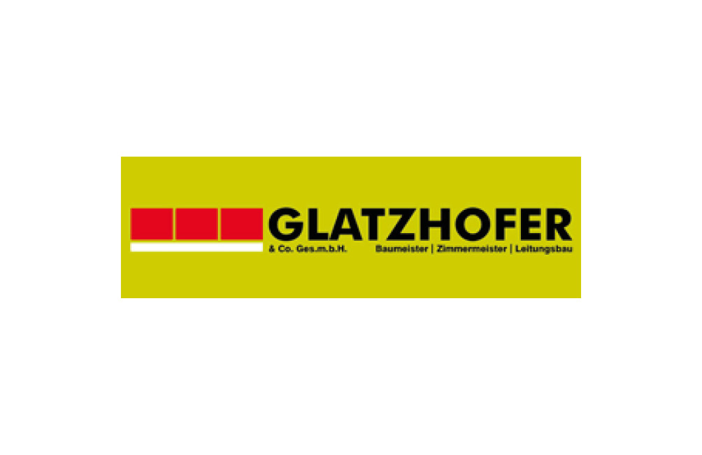 Logo von Glatzhofer mit drei roten Quadraten auf gelbem Hintergrund und den Worten Baumeister, Zimmermeister, Leitungsbau.