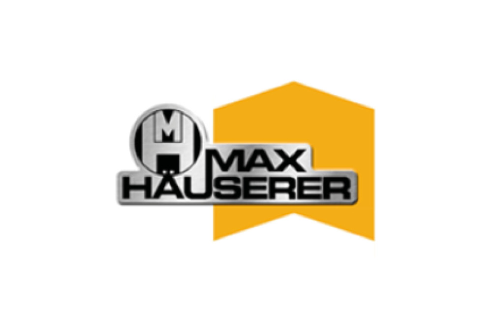 Logo von Max Hauserer mit stilisiertem Haus und orangefarbenem Hintergrund.