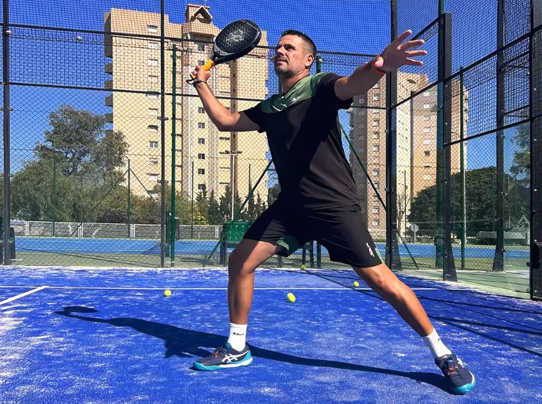 Padel-Headcoach Octavio beim Vorhandschlag auf einem Outdoor-Padelplatz