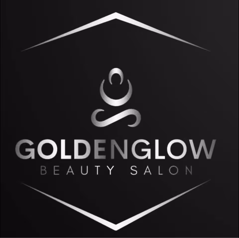 Ezüst, fémes GoldenGlow Beauty Salon logó stilizált, absztrakt dizájnnal a szöveg felett, fekete háttéren.