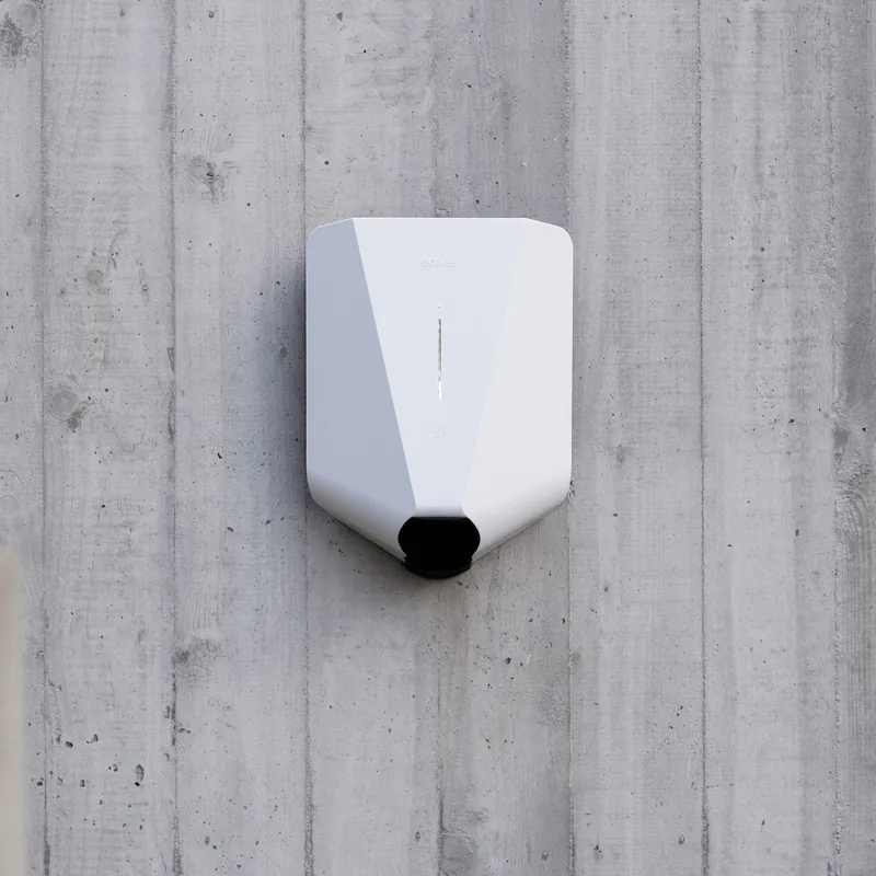 Produktbilde av hvit Easee Lite på veggen