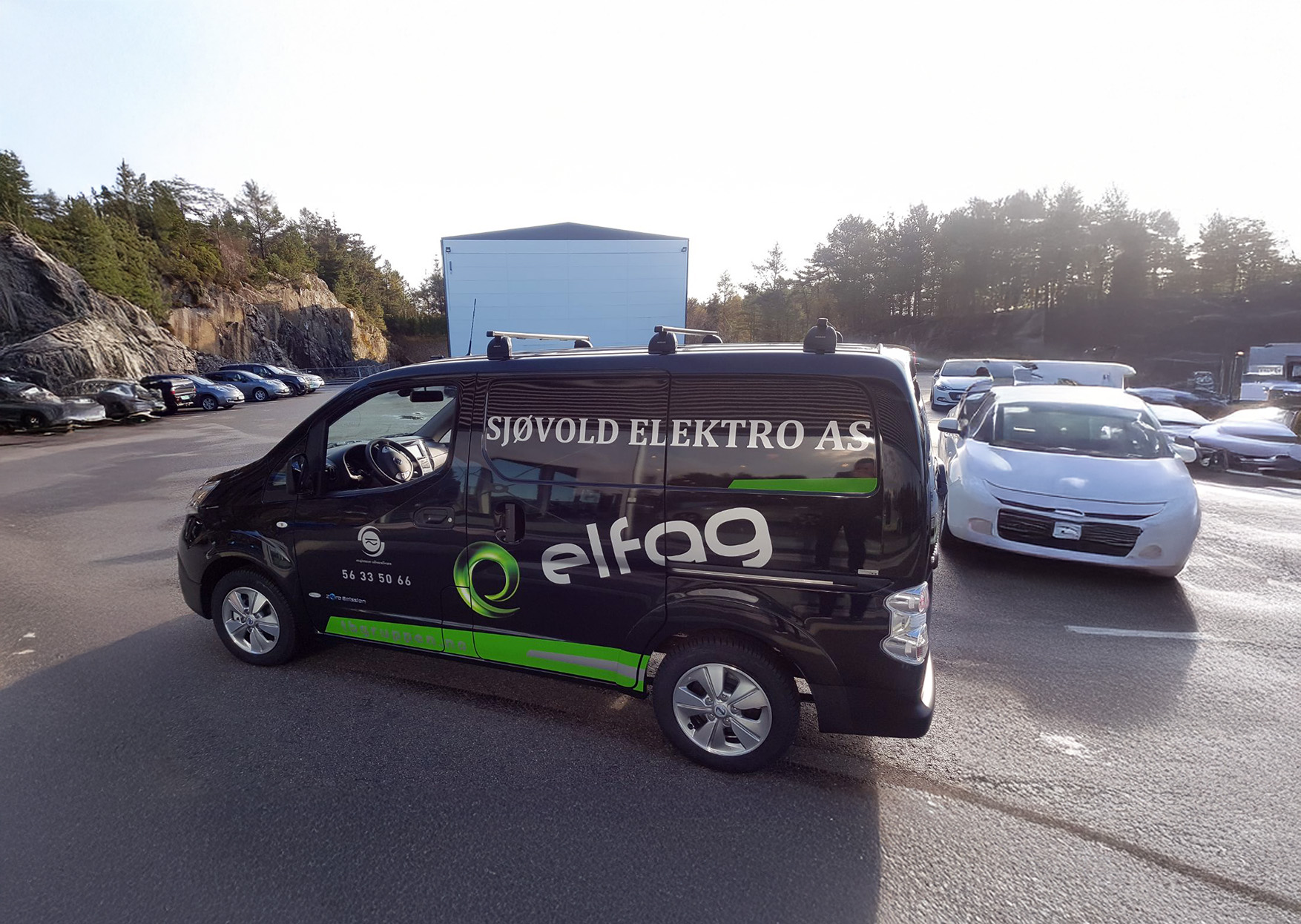 Ansatte hos O.Hansens - med bil og nordlys i bakgrunn